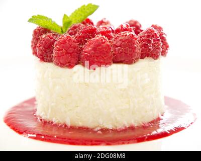 Käsekuchen mit Himbeeren und Fruchtsauce Stockfoto