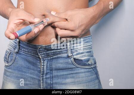 Junger Mann Hand mit Insulin-Stift Nahaufnahme Stockfoto