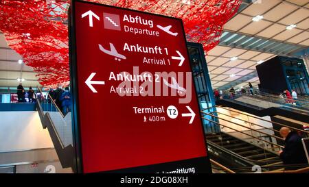 Schönefeld, Deutschland - 1. November 2020 - Wegweiser am Flughafen Berlin Brandenburg (BER), Willy Brand Airport Stockfoto