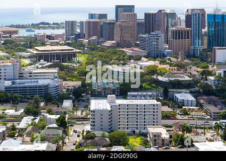 Honolulu Innenstadt und Stadtzentrum, Oahu, Hawaii. Hawaii State Capitol Gebäude Mitte links, vor Honolulu Hafen. Stockfoto