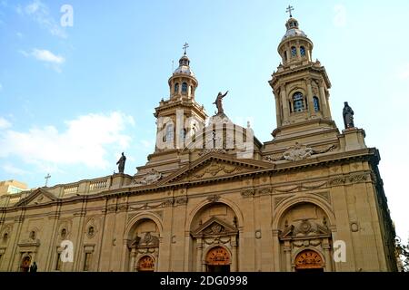 Kathedrale von Santiago, beeindruckendes Wahrzeichen auf dem Plaza de Armas in Santiago, Chile, Südamerika Stockfoto