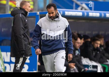 Trainer Daniel THIOUNE (HH) schaut zu Boden, kümmert sich um unten, Fußball 2. Bundesliga, 10. Spieltag, HSV Hamburg Hamburg Hamburg (HH) - Hannover 96 (H) 0: 1 am 05.12.2020 in Hamburg/Deutschland. ¬ Verwendung weltweit Stockfoto