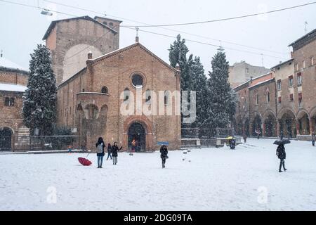 Menschen im Schnee vor der Basilika di Santo Stefano, Bologna, Italien. Stockfoto