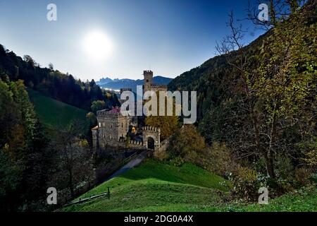 Schloss Gernstein bei Vollmondnacht. Erbaut im Mittelalter, wurde es im 19. Jahrhundert im neogotischen Stil restauriert. Südtirol, Italien. Stockfoto