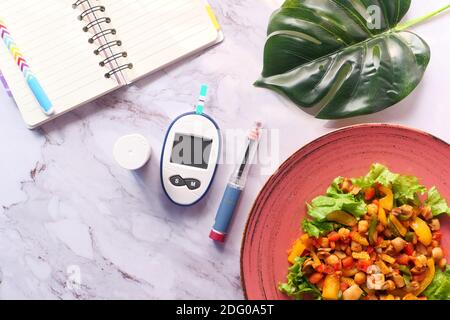 Diabetische Messwerkzeuge und Insulin Stift und gesunde Ernährung auf Tabelle Stockfoto