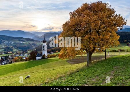 Die St. Valentin Kirche und die Seiser Alm im Herbst. Kastelruth, Provinz Bozen, Trentino-Südtirol, Italien, Europa. Stockfoto