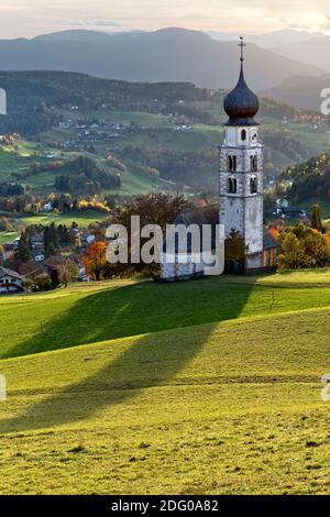 Die St. Valentin Kirche und die Seiser Alm im Herbst. Kastelruth, Provinz Bozen, Trentino-Südtirol, Italien, Europa. Stockfoto