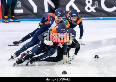 HEERENVEEN, NIEDERLANDE - 5. DEZEMBER: Sjinkie Knegt, Jens van t Wout, Sebastien Lapape, Dylan Hoogerwerf, Daan Breeuwsma während des Shorttrack KNSB in Stockfoto