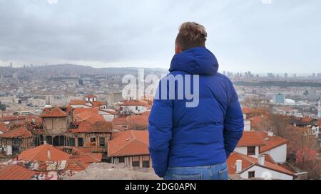 Ein Tourist schaut auf das Panorama von Ankara, der Hauptstadt der Türkei. Stockfoto