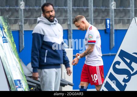 Sonny KITTEL (rechts, HH) verlässt nach der gelb-roten Karte den Platz, Trainer Daniel THIOUNE (HH) ist enttäuscht, Fußball 2. Bundesliga, 10. Spieltag, HSV Hamburg Hamburg Hamburg (HH) - Hannover 96 (H) 0 : 1 am 5. Dezember 2020 in Hamburg/Deutschland. ¬ Verwendung weltweit Stockfoto