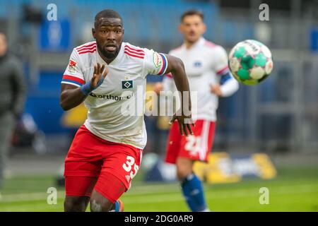 Stephan AMBROSIUS (HH) mit Ball, Einzelaktion mit Ball, Aktion, Fußball 2. Bundesliga, 10. Spieltag, HSV Hamburg Hamburg Hamburg (HH) - Hannover 96 (H) 0: 1 am 05.12.2020 in Hamburg. ¬ Verwendung weltweit Stockfoto