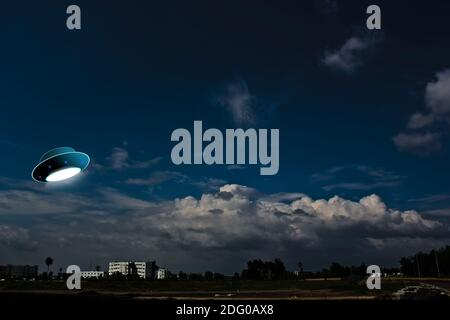 3d-Darstellung eines nicht identifizierten Objekts. Das Foto wird mit 3D-Rendering in Bildverarbeitungssoftware vorbereitet. Es besteht aus 4 Schichten. Stockfoto