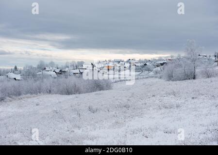 Alpine Village in Siebenbürgen, Rumänien. Schnee bedeckte Häuser im Winter Stockfoto