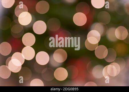Bokeh-Hintergrund von unscharfen Baumlichtern Stockfoto