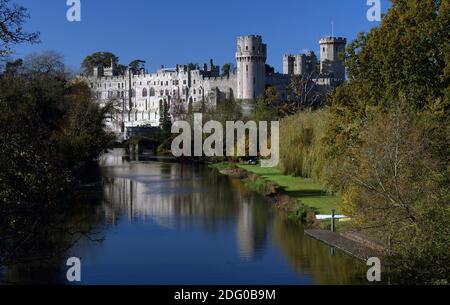 Warwick Castle am Fluss Avon im November gesehen Sonnenschein Stockfoto