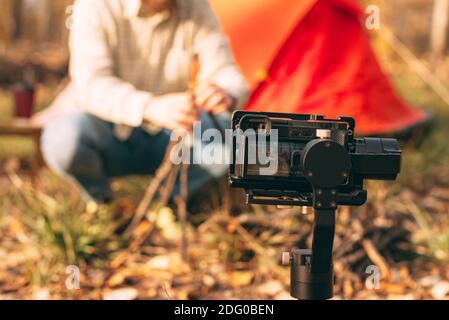 Kaffee in den Prozess der Herstellung auf einem Lagerfeuer, im Freien im Wald, im Freien im Wald. Stockfoto