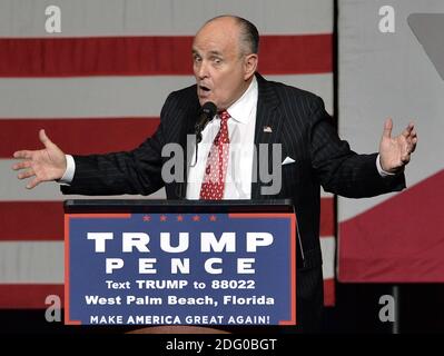 **DATEI FOTO** Rudy Giuliani testet positiv auf Covid-19. WEST PALM BEACH, FL - 13. OKTOBER: Der ehemalige Bürgermeister von New York City Rudy Giuliani spricht vor dem republikanischen Präsidentschaftskandidaten Donald Trump während einer Wahlkampfveranstaltung im South Florida Fair Expo Center am 13. Oktober 2016 in West Palm Beach, Florida. Trump setzt seinen Wahlkampf gegen die demokratische Präsidentschaftskandidatin Hillary Clinton mit weniger als einem Monat bis zum Wahltag fort. Kredit: hoo-me.com/MediaPunch Stockfoto