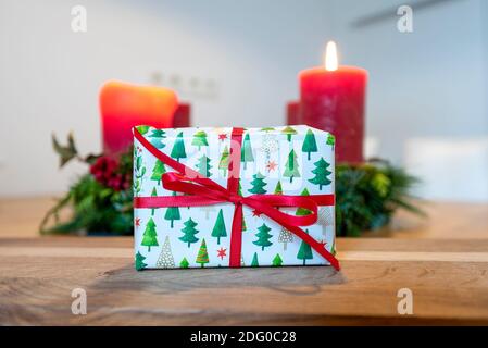 Magdeburg, Deutschland. Dezember 2020. Weihnachtsgeschenk, Adventskerzen Quelle: Stephan Schulz/dpa-Zentralbild/ZB/dpa/Alamy Live News Stockfoto