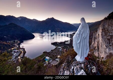 Dämmerung auf der Maddonnina di Besta und dem Ledrosee. Im Hintergrund die Berge Tremalzo, Sarbano und Corno. Ledro, Trentino, Italien. Stockfoto