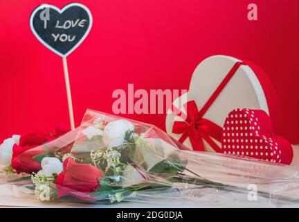 Stillleben mit Blumen und Herzen zum valentinstag Stockfoto