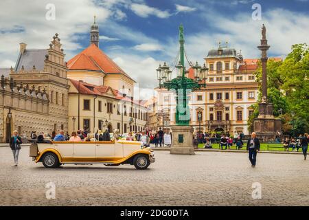 Prag, Tschechische Republik - 23. Mai 2015: Und Oldtimer-Auto, das durch den Hradcany Platz fährt Stockfoto