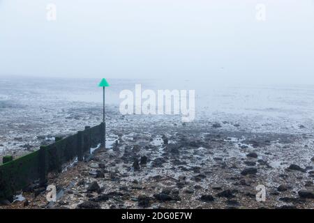 Low Tide bei Shoeburyness an einem kalten und nebligen Dezember Morgen Stockfoto