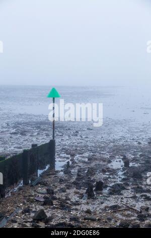 Low Tide bei Shoeburyness an einem kalten und nebligen Dezember Morgen Stockfoto