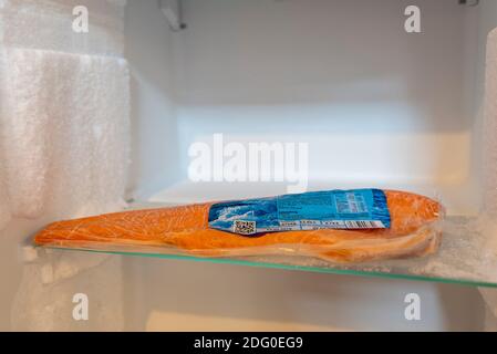 Magdeburg, Deutschland. Dezember 2020. Gefrorener Lachs liegt in einem Eisfach. Quelle: Stephan Schulz/dpa-Zentralbild/ZB/dpa/Alamy Live News Stockfoto