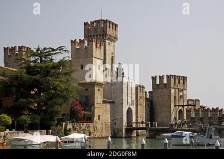 Sirmione, Scaligerburg (Castello scaligero), Gardasee, Lombardei, Italien - Rocca scaligero Stockfoto