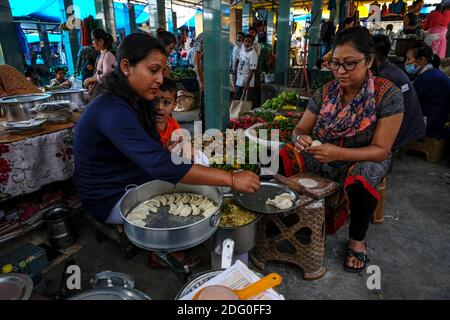 Kalimpong, Indien - 2020. Oktober: Zwei Frauen bereiten am 17. Oktober 2020 im Haat Bazaar in Kalimpong in Westbengala, Indien, Momos vor. Stockfoto