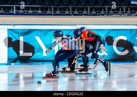 HEERENVEEN, NIEDERLANDE - 5. DEZEMBER: Sebastien Lapape, Sjinkie Knegt während des Shorttrack KNSB Invitation Cup 2020 in Thialf am 5. dezember 2020 in Stockfoto