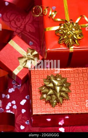 Rote Geschenkschachteln mit goldenen Schleifen Stockfoto