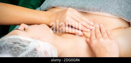 Nahaufnahme der jungen Frau erhalten Ausschnitt und Brust Massage durch Weibliche Masseurin in einem Spa Stockfoto