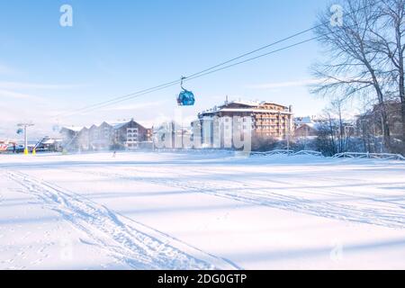 Bansko, Bulgarien - 22. Januar 2018: Winter im bulgarischen Skigebiet mit Skipiste, Gondelbahnen, Skifahrer Stockfoto