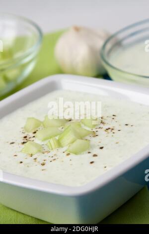 Gurkensuppe mit Jogurt - Gurkensuppe Stockfoto