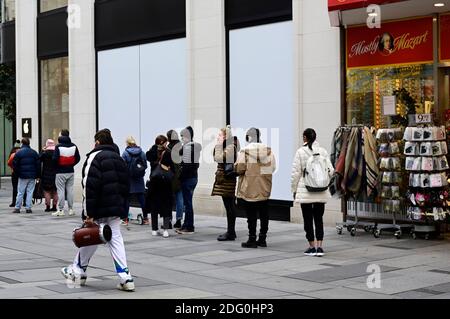 Wien, Österreich. Dezember 2020. Nach dem Ende der zweiten Sperre am Montag war der Andrang, in Wien einzukaufen, großartig. Es klemmte vor den Geschäften in den Einkaufsstraßen. Quelle: Franz Perc/Alamy Live News Stockfoto