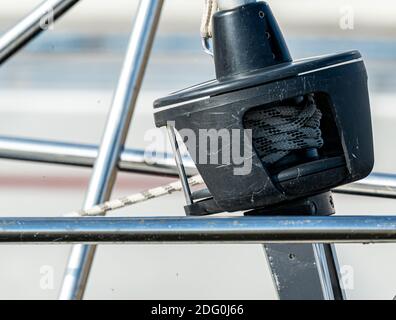 Rollrolling am Bug eines Segelbootes zur Steuerung des Auslegersegels vom Cockpit des Schiffes aus. Nahaufnahme. Stockfoto