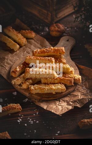 Salzige kitschige Stöcke Snacks auf Holz Schneidebrett, hausgemachte Snacks Stockfoto