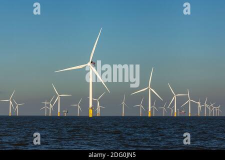 Gunfleet Sands Offshore Wind Farm von einem vorbeifahrenden Boot aus gesehen Stockfoto