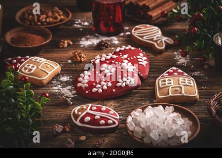 Glasierte Lebkuchen hausgemachte Kekse für Weihnachten Urlaub auf Holz Hintergrund Stockfoto