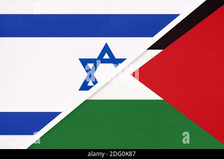 Israel und Palästina, Nationalflaggen aus Textil. Beziehung, Partnerschaft und Übereinstimmung zwischen zwei Ländern. Stockfoto