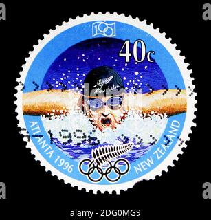 MOSKAU, RUSSLAND - 16. MAI 2018: Eine in Neuseeland gedruckte Marke zeigt Schwimmen, Olympische Sommerspiele 1996 - Atlanta Serie, um 1996 Stockfoto