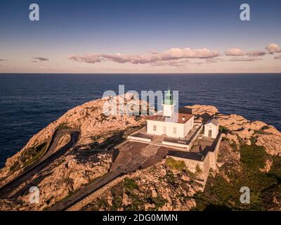 Luftaufnahme der frühen Morgensonne auf dem Leuchtturm bei La Pietra in Ile Rousse in der Region Balagne Korsika Stockfoto