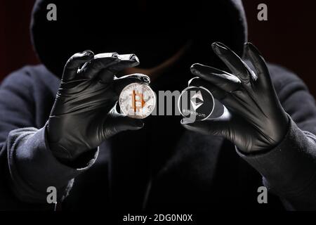 Internationaler Hacker versucht, Ihre Krypto-Currencys zu stählen. Blockchain-Sicherheit. Dieb mit Laptop hackt Regierungscomputer. Phishing-Attac Stockfoto