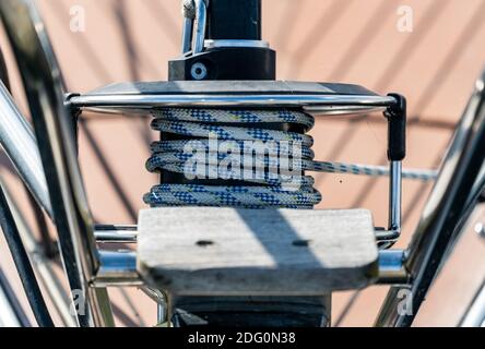 Rollrolling am Bug eines Segelbootes zur Steuerung des Auslegersegels vom Cockpit des Schiffes aus. Nahaufnahme. Stockfoto