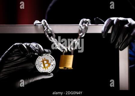 Internationaler Hacker versucht, Ihre Krypto-Currencys zu stählen. Blockchain-Sicherheit. Dieb mit Laptop hackt Regierungscomputer. Phishing-Attac Stockfoto