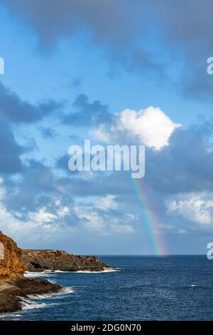 Regenbogen über dem Meer vor der Küste von gelben Berg, Montaña Amarilla, Costa Silencio, Teneriffa, Kanarische Inseln, Spanien Stockfoto