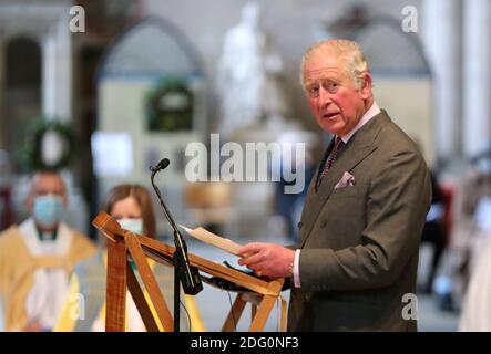 Der Prinz von Wales hält eine kurze Rede, während er an einem Gottesdienst anlässlich des 800. Jahrestages der Salisbury Cathedral in Wiltshire teilnimmt. Stockfoto