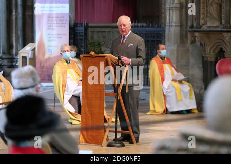 Der Prinz von Wales hält eine kurze Rede, während er an einem Gottesdienst anlässlich des 800. Jahrestages der Salisbury Cathedral in Wiltshire teilnimmt. Stockfoto