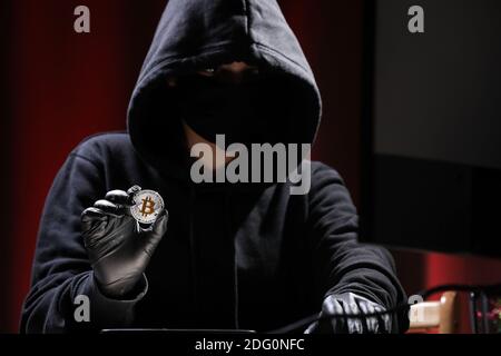 Internationaler Hacker versucht, Ihre Krypto-Currencys zu stählen. Blockchain-Sicherheit. Dieb mit Laptop hackt Regierungscomputer. Phishing-Attac Stockfoto